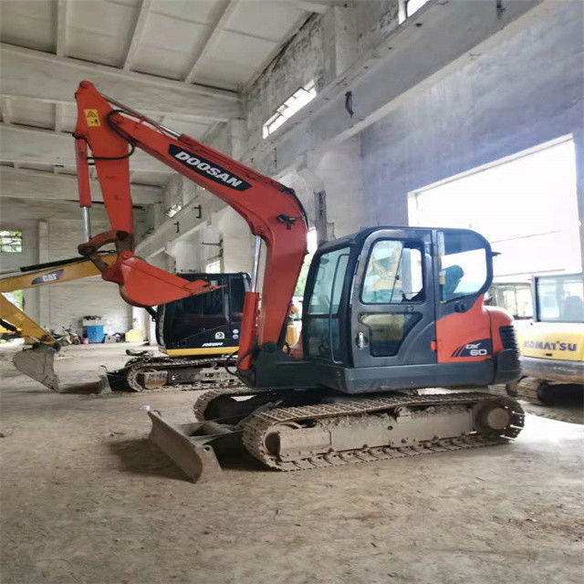काम के लिए तैयार और अनुभवी इस्तेमाल किया कोरिया आयातित 6 टन Doosan DX 55 अच्छी स्थिति में