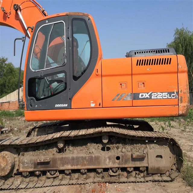 22 टन काम के लिए तैयार और अनुभवी इस्तेमाल किया कोरिया आयातित Doosan DX 225 LC अच्छी स्थिति में