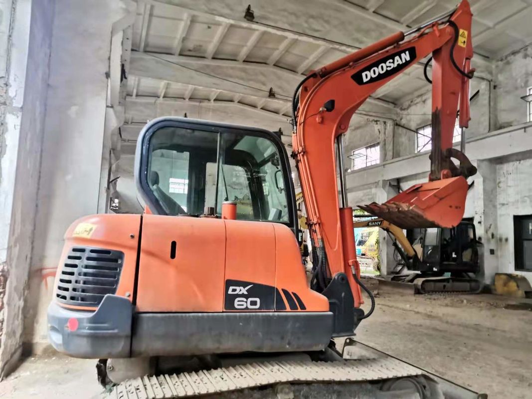 6 टन काम के लिए तैयार और अनुभवी इस्तेमाल किया कोरिया आयातित DOOSAN DX60 अच्छी स्थिति में