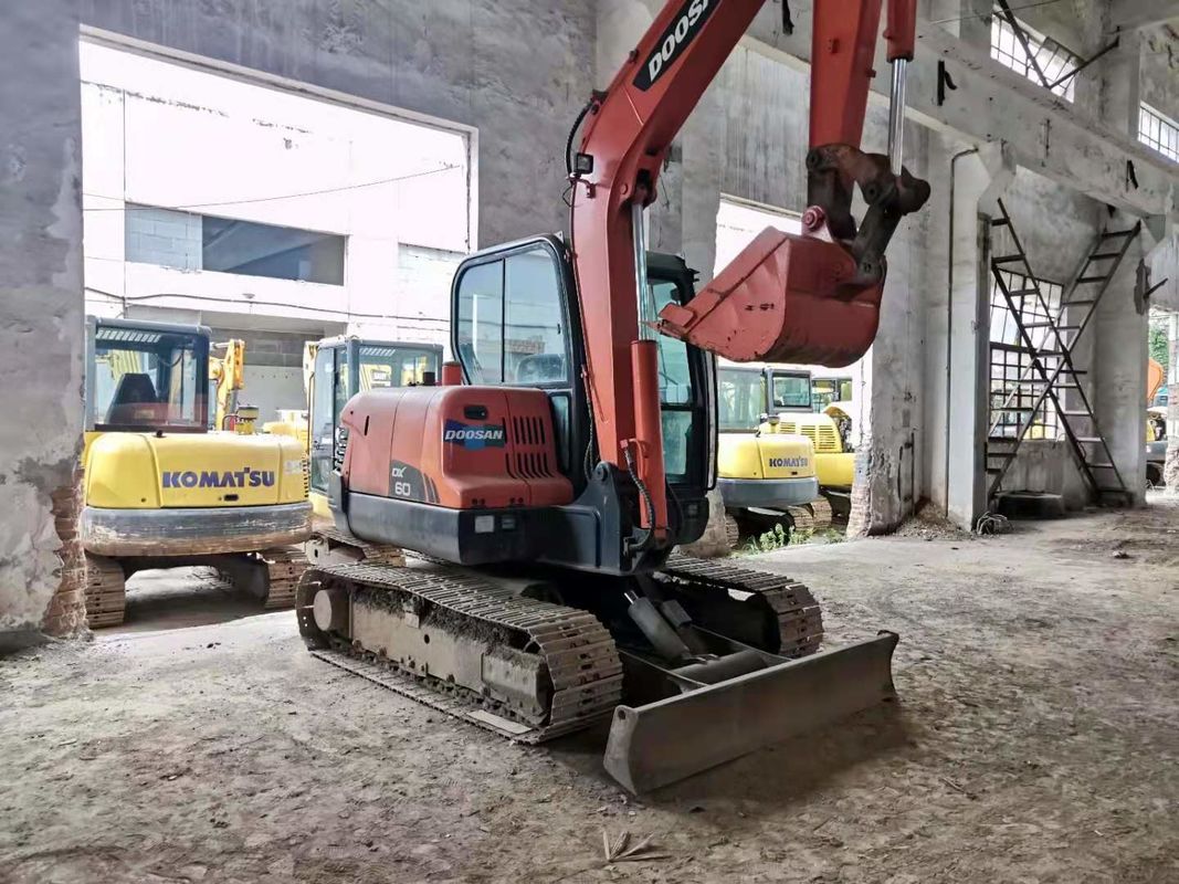 6 टन काम के लिए तैयार और अनुभवी इस्तेमाल किया कोरिया आयातित DOOSAN DX60 अच्छी स्थिति में