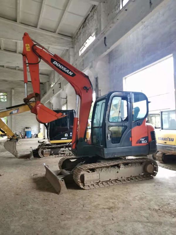 6 टन काम के लिए तैयार और अनुभवी इस्तेमाल किया कोरिया आयातित DOOSAN DX60 अच्छी स्थिति में