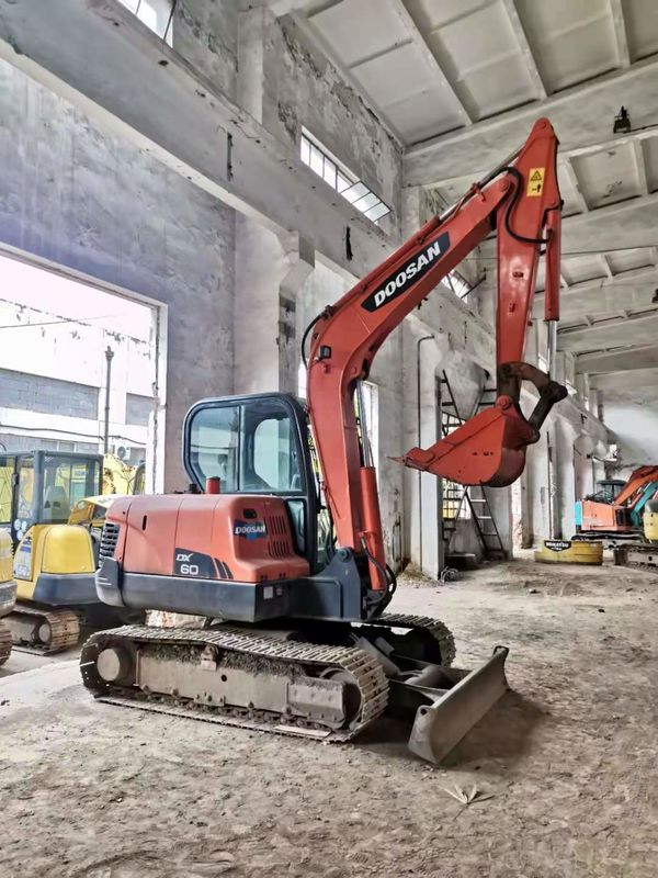 6 टन काम के लिए तैयार और अनुभवी इस्तेमाल किया कोरिया आयातित DOOSAN DX60 अच्छी स्थिति में
