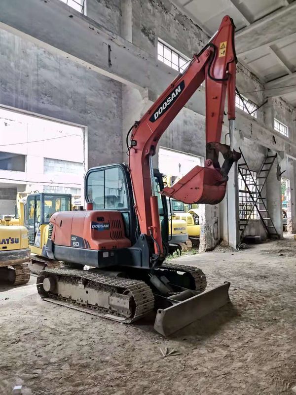 6 टन काम के लिए तैयार और अनुभवी इस्तेमाल किया कोरिया आयातित DOOSAN DX60 अच्छी स्थिति में