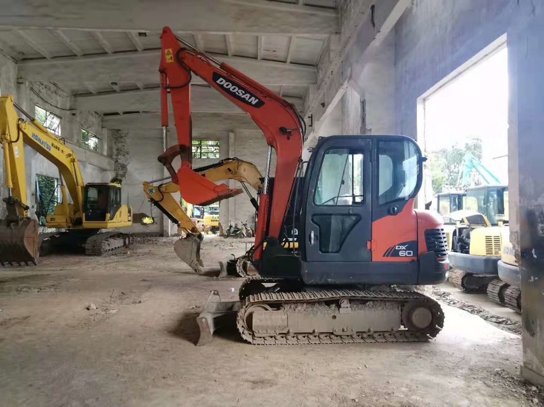 6 टन काम के लिए तैयार और अनुभवी इस्तेमाल किया कोरिया आयातित DOOSAN DX60 अच्छी स्थिति में