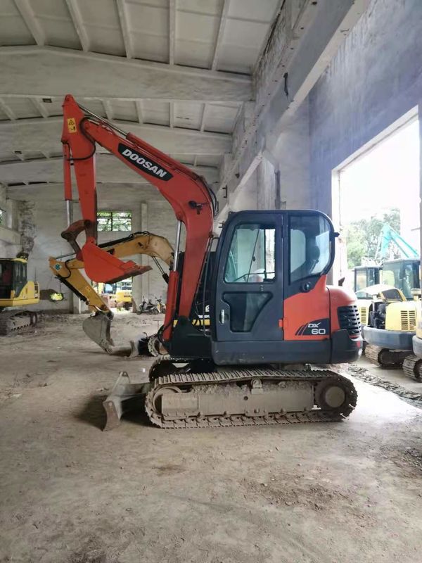 6 टन काम के लिए तैयार और अनुभवी इस्तेमाल किया कोरिया आयातित DOOSAN DX60 अच्छी स्थिति में