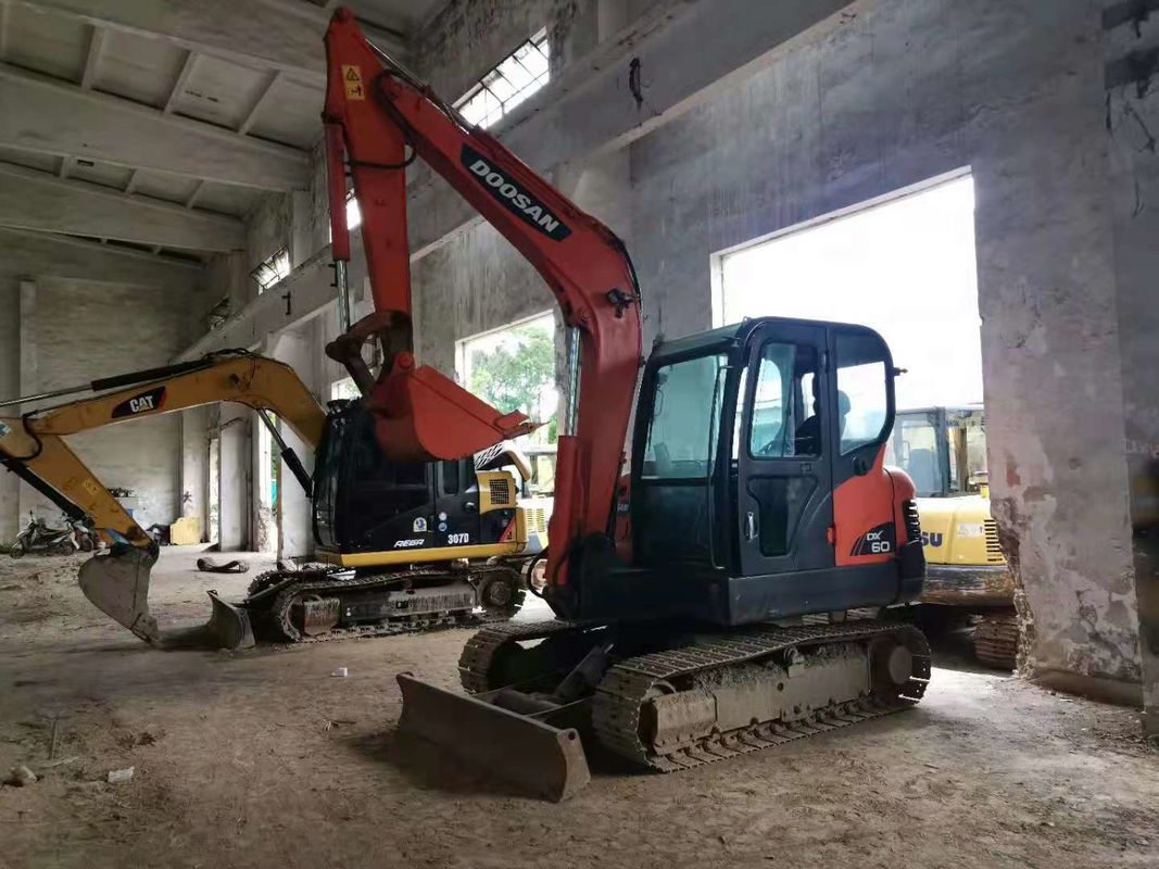 6 टन काम के लिए तैयार और अनुभवी इस्तेमाल किया कोरिया आयातित DOOSAN DX60 अच्छी स्थिति में