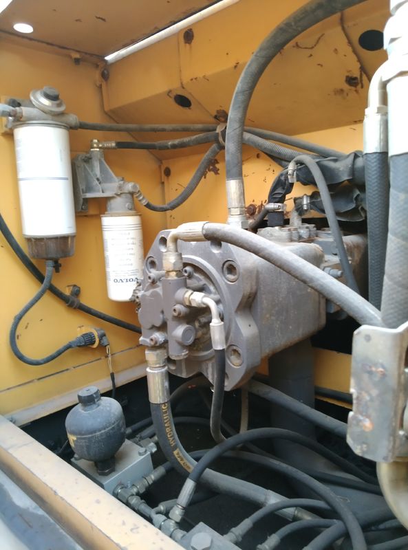 स्वीडन से आयातित उच्च गुणवत्ता वाली वोल्वो EC240 क्रॉलर खुदाई मशीन लगभग नई इस्तेमाल किया
