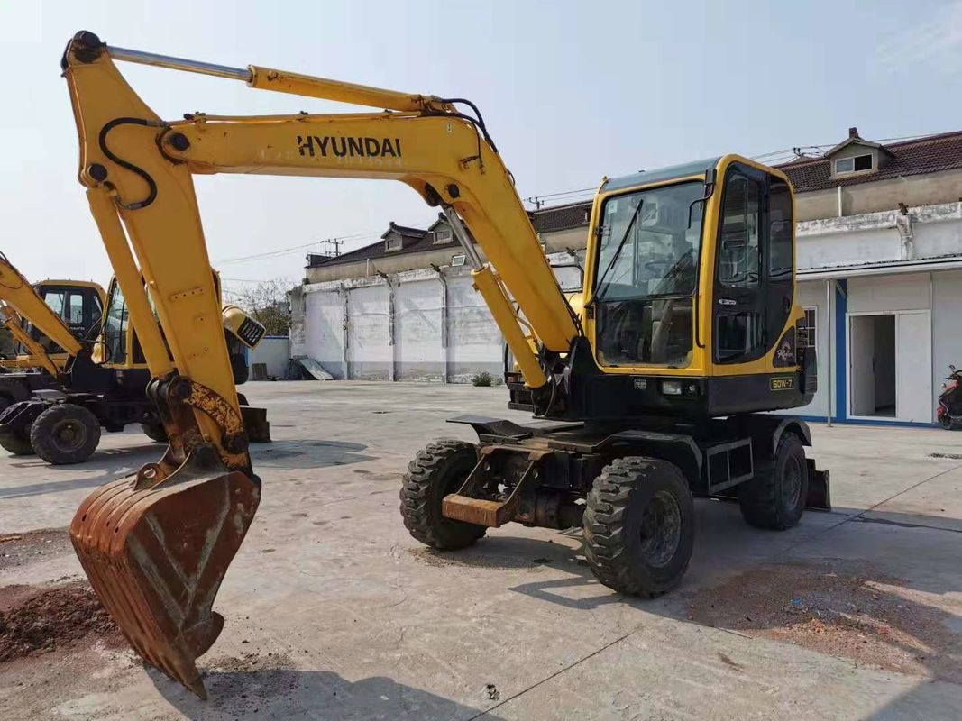 6 टन का काम करने के लिए तैयार कोरिया आयातित हुंडई R60-7 प्रयुक्त पहिया खुदाई मशीन