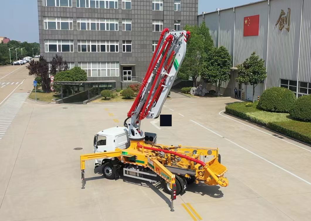 6×4 या 8×4 ड्राइव काम करने के लिए तैयार XCMG. HB37A कंक्रीट वितरण और डालने के लिए 37 मीटर कंक्रीट पंप ट्रक