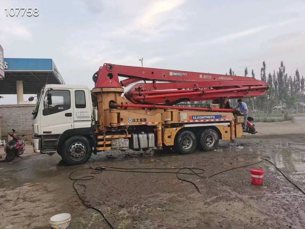 6×4 या 8×4 ड्राइव काम करने के लिए तैयार XCMG. HB37A कंक्रीट वितरण और डालने के लिए 37 मीटर कंक्रीट पंप ट्रक
