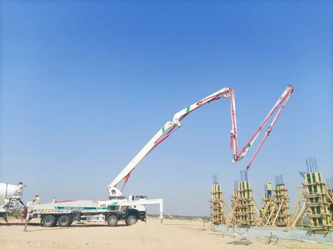 6×4 या 8×4 ड्राइव काम करने के लिए तैयार XCMG. HB37A कंक्रीट वितरण और डालने के लिए 37 मीटर कंक्रीट पंप ट्रक