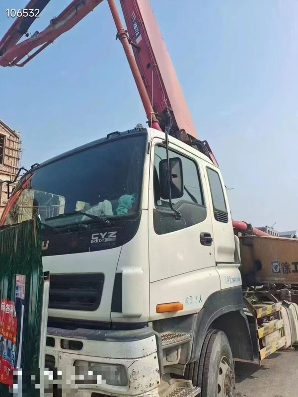 6×4 या 8×4 ड्राइव काम करने के लिए तैयार XCMG. HB37A कंक्रीट वितरण और डालने के लिए 37 मीटर कंक्रीट पंप ट्रक