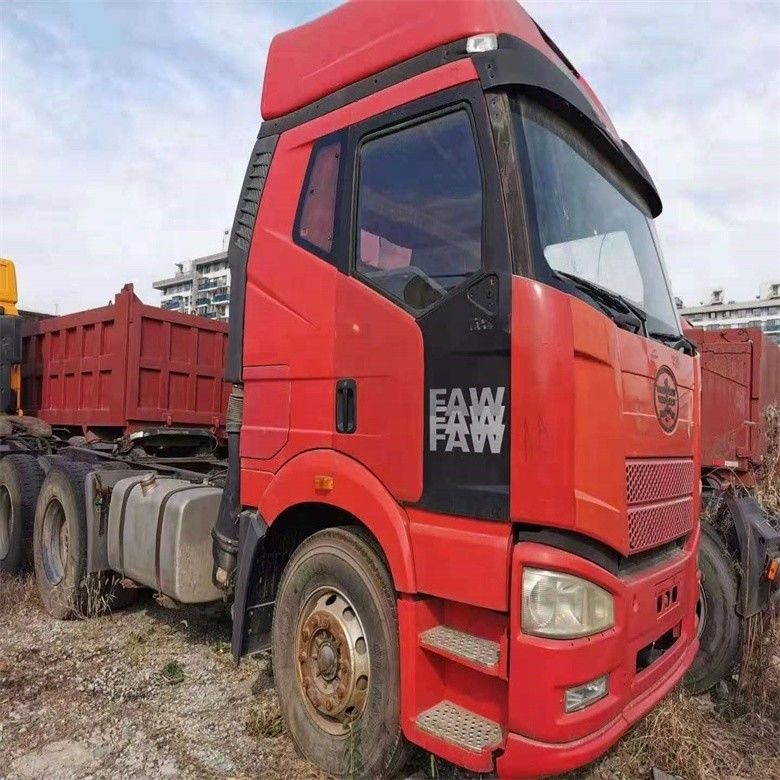 एफएडब्ल्यू प्रयुक्त ट्रैक्टर ट्रक 6x4 ट्रक हेड मैन्युअल ट्रांसमिशन और अच्छी स्थिति के साथ