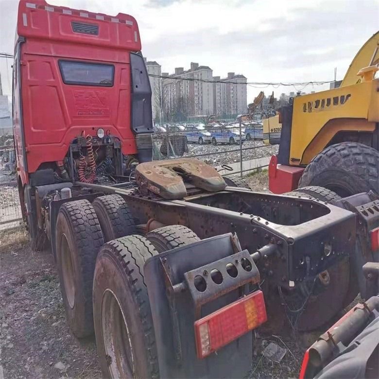 एफएडब्ल्यू प्रयुक्त ट्रैक्टर ट्रक 6x4 ट्रक हेड मैन्युअल ट्रांसमिशन और अच्छी स्थिति के साथ