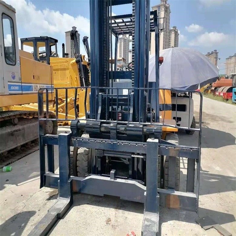 सेकंड हैंड जापान निर्मित कोमात्सु एफडी70 डीजल फोर्कलिफ्ट 7000 किलोग्राम लोडिंग क्षमता के साथ