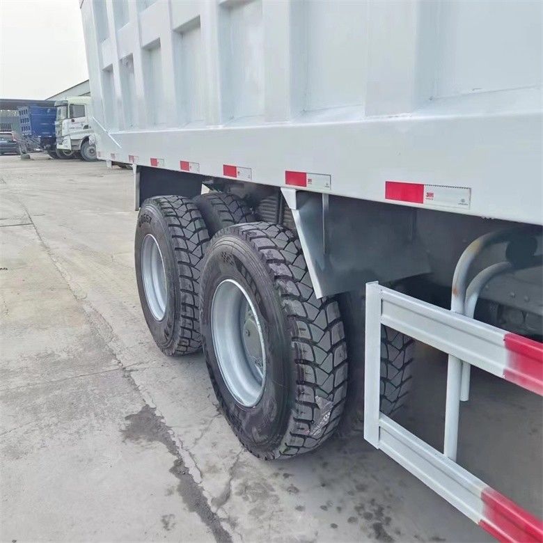 मल्टीमीडिया सिस्टम 6x4 Howo डंप ट्रक Sinotruck 371 LHD और बाएं स्टीयरिंग के साथ सुसज्जित