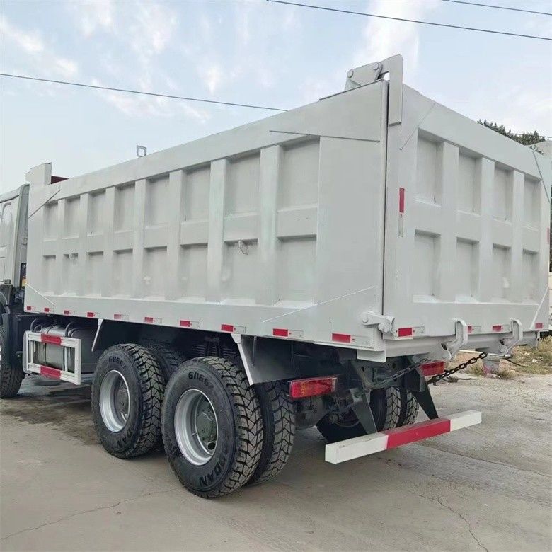 मल्टीमीडिया सिस्टम 6x4 Howo डंप ट्रक Sinotruck 371 LHD और बाएं स्टीयरिंग के साथ सुसज्जित