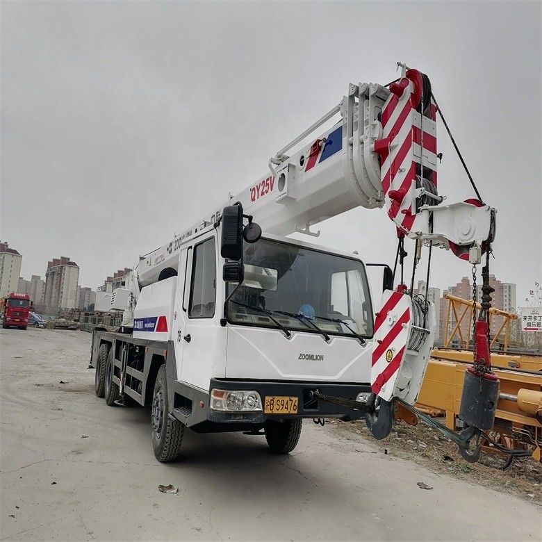 इस्तेमाल किया हुआ Zoomlion QY25V 20 टन व्हील मोबाइल ट्रक क्रेन 3000-4000 कार्य घंटों के साथ