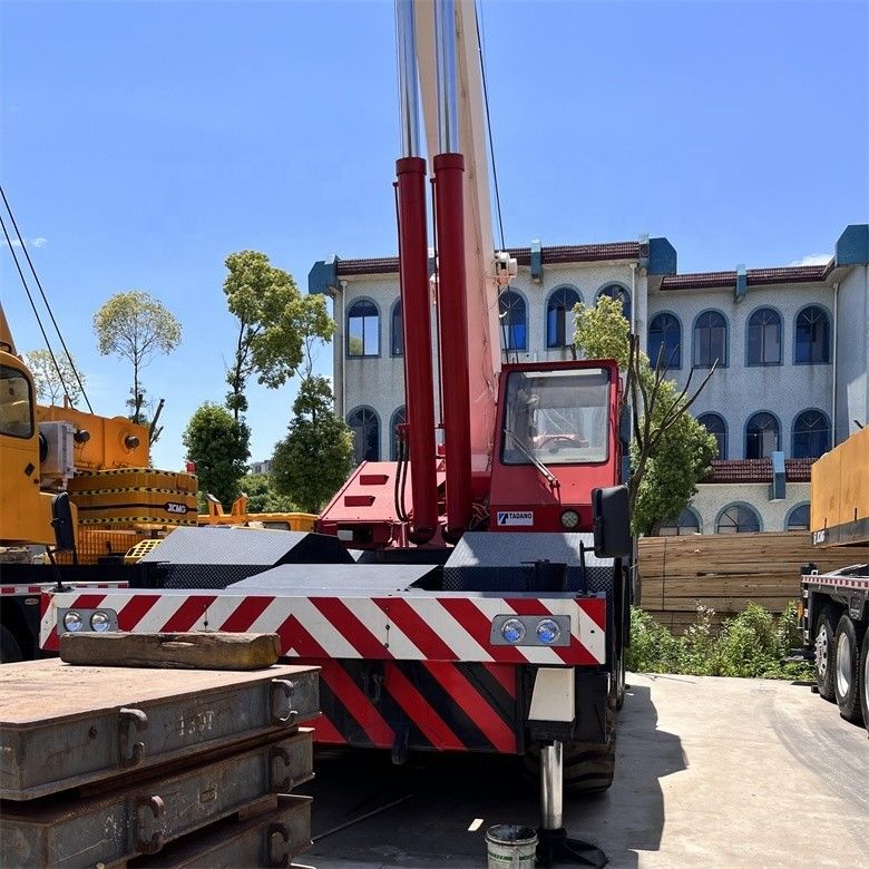 139.8kw सकल शक्ति तादानो TR-500EX 50 टन क्षमता और 250 लीटर ईंधन क्षमता के साथ प्रयुक्त क्रेन