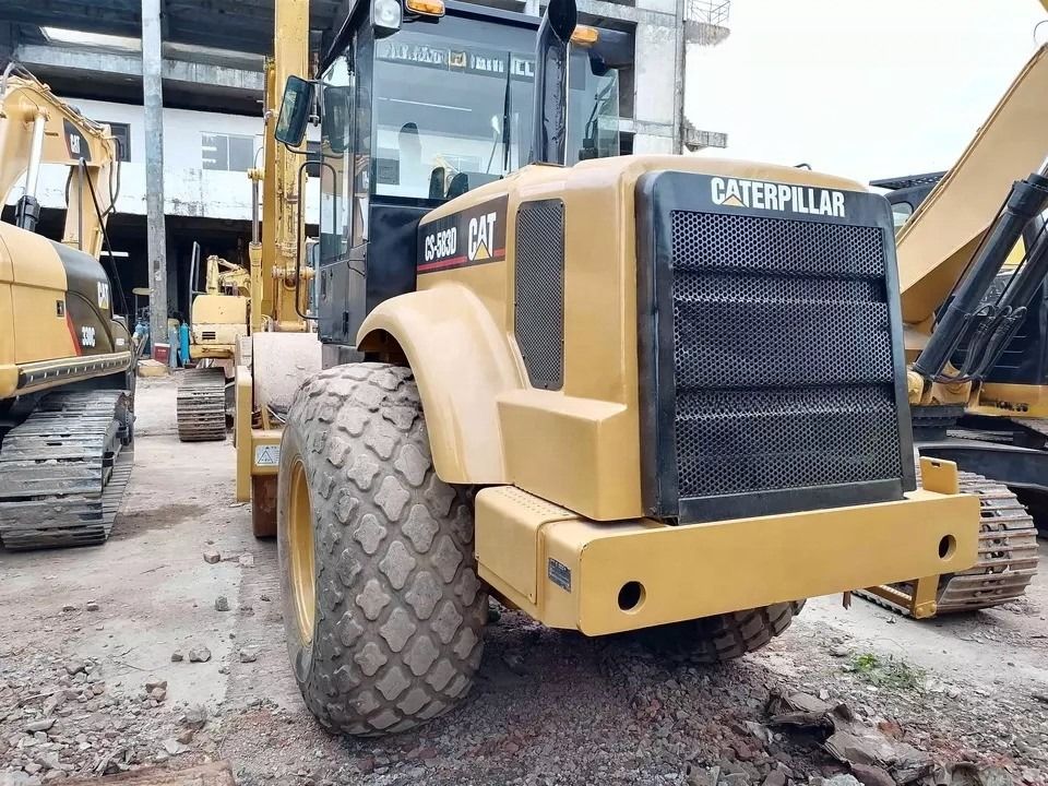 अच्छी हालत में CAT CS-583D वाइब्रेटरी सिंगल ड्रम रोड रोलर मूल स्पेयर पार्ट्स के साथ