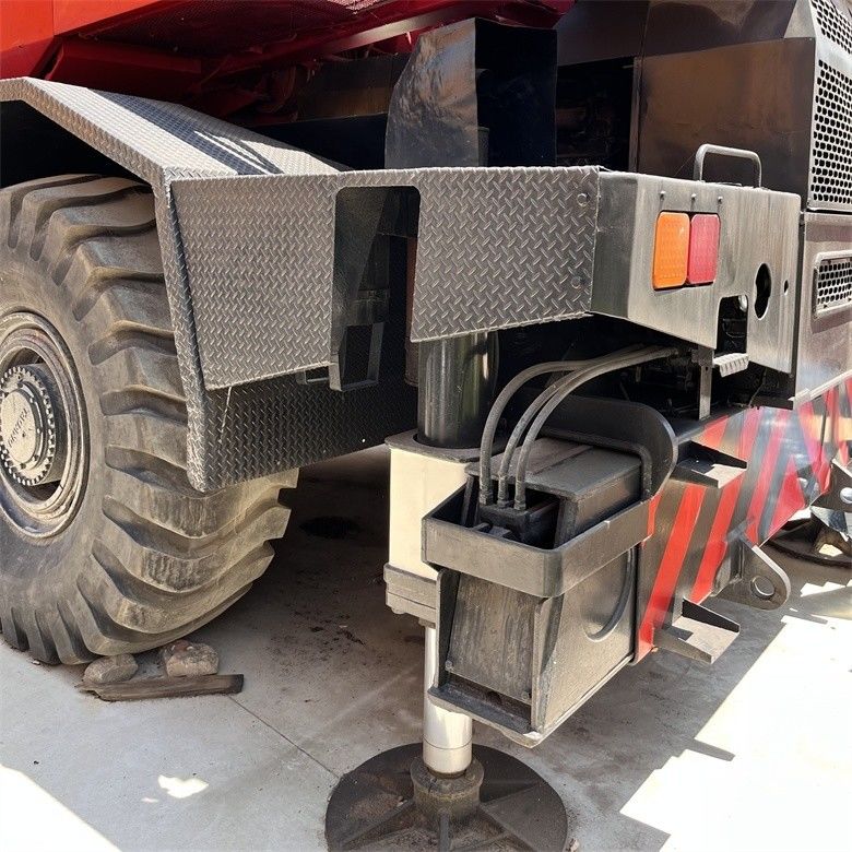 139.8kw सकल शक्ति तादानो TR-500EX 50 टन क्षमता और 250 लीटर ईंधन क्षमता के साथ प्रयुक्त क्रेन