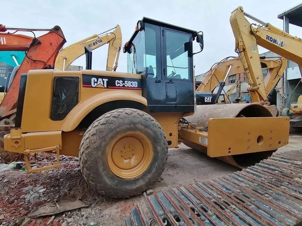 अच्छी हालत में CAT CS-583D वाइब्रेटरी सिंगल ड्रम रोड रोलर मूल स्पेयर पार्ट्स के साथ