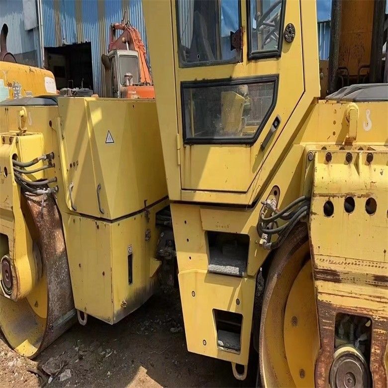 10 टन परिचालन भार इस्तेमाल किया BOMAG BW 202 AHD-2 रोड रोलर और प्रदर्शन की गारंटी