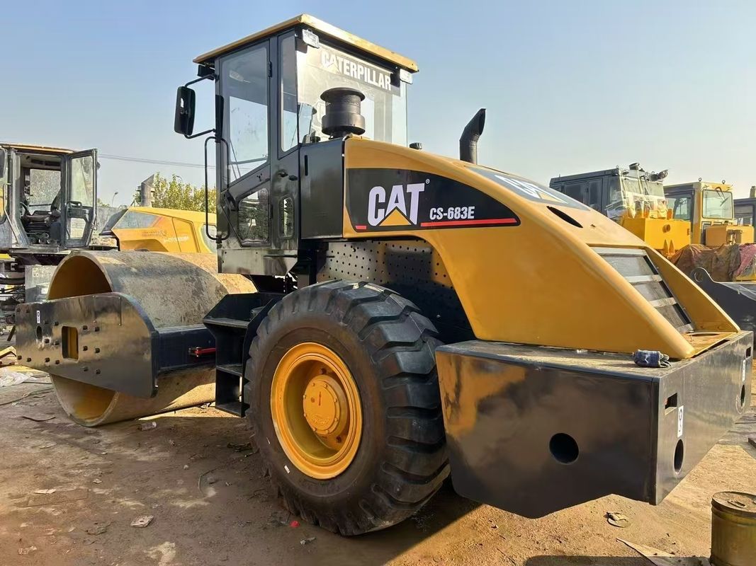 प्रयुक्त CAT CS-683E वाइब्रेटरी रोलर कॉम्पैक्टर 1.8 मिमी आयाम 134 किलोवाट इंजन शक्ति
