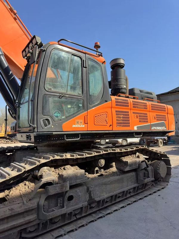 बिक्री के लिए प्रयुक्त Doosan DX560LC क्रॉलर खुदाई उच्च गुणवत्ता वाले दूसरे हाथ निर्माण उपकरण