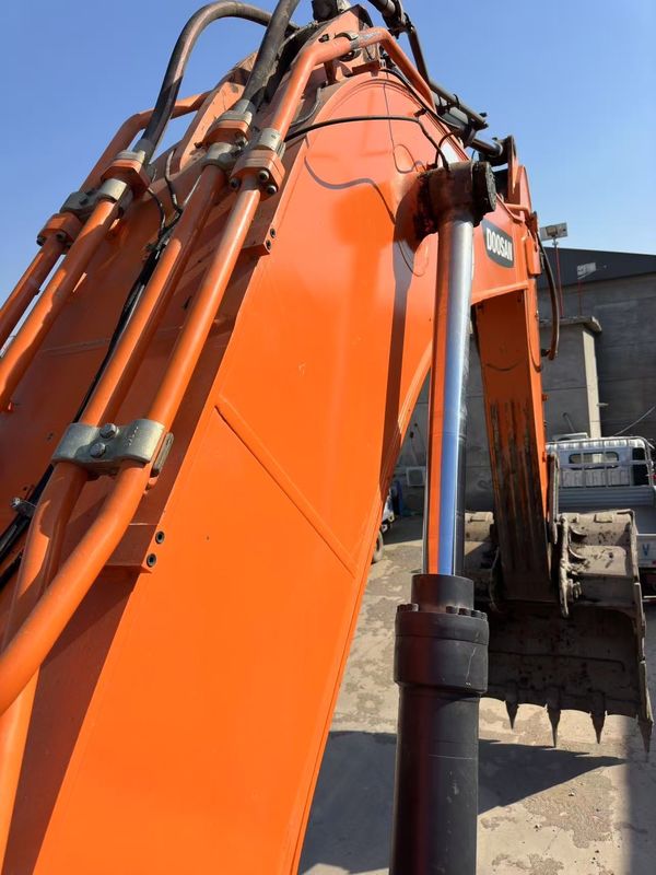 बिक्री के लिए प्रयुक्त Doosan DX560LC क्रॉलर खुदाई उच्च गुणवत्ता वाले दूसरे हाथ निर्माण उपकरण