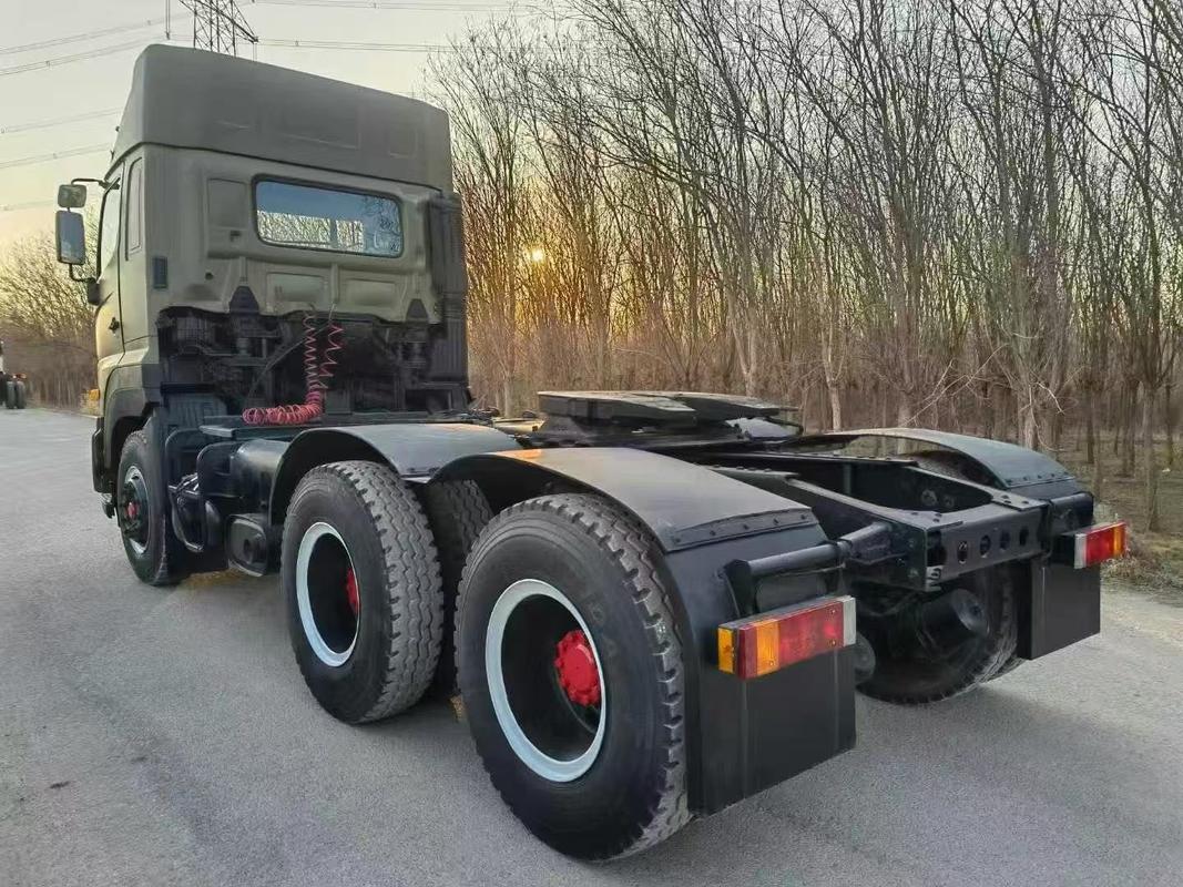 प्रयुक्त HINO 700 ट्रैक्टर ट्रक परिवहन लंबाई 7.18 एम मूल रंग