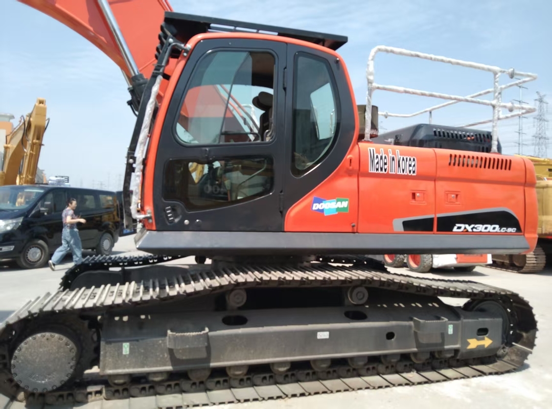 बिक्री के लिए इस्तेमाल किया Doosan DX300LC-9C क्रॉलर खुदाई मशीन ∙ 30 टन चीन से दूसरा हाथ खुदाई मशीन