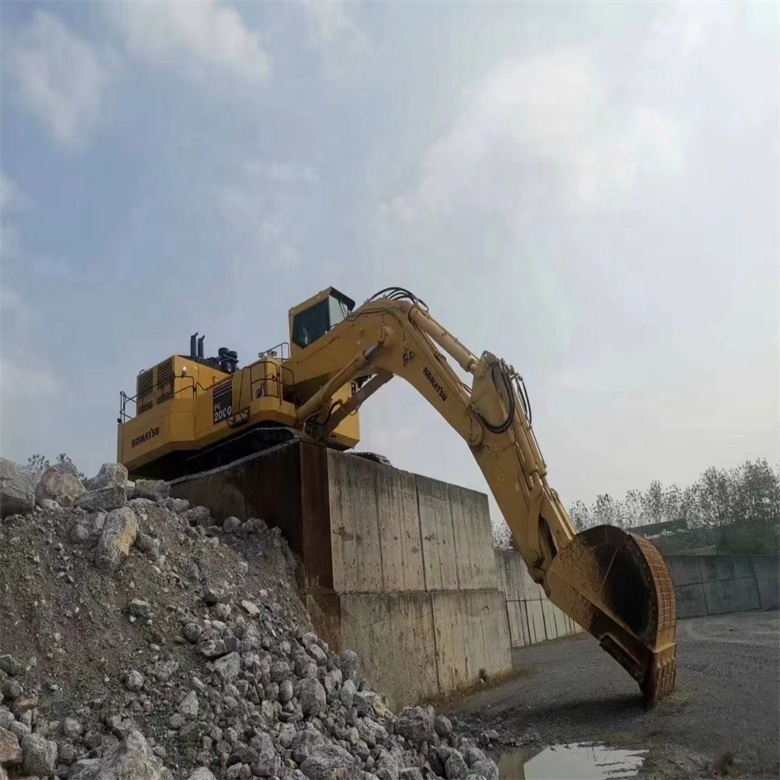 2016 Model Komatsu PC2000 Crawler Excavator with 794 KW Power and 200000 KG Operating Weight Ready for Sale